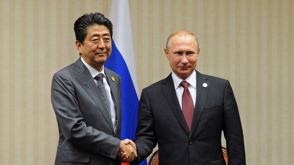 Rossiya prezidenti Vladimir Putin va Yaponiya Bosh vaziri Sindzo Abe - Sputnik O‘zbekiston