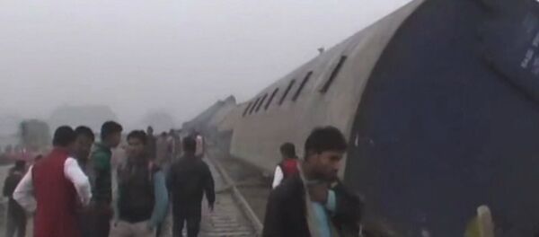 СПУТНИК_Пассажирский поезд сошел с рельсов в Индии. Кадры с места ЧП - Sputnik Узбекистан