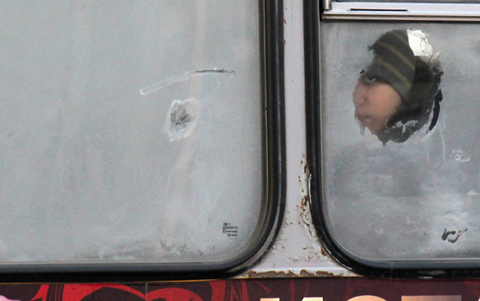 В окне автобуса поплыл военкомат. Окно автобуса. Замерзший автобус. Замерзшее окно автобуса. Замерзший троллейбус.