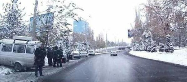 В Ташкенте из-за гололеда перевернулась маршрутка - Sputnik Узбекистан