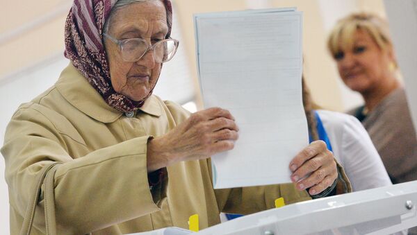 Избирательница на участке для голосования - Sputnik Узбекистан
