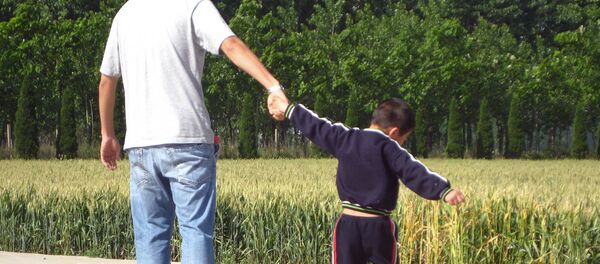 Мужчина ведет ребенка за руку - Sputnik Ўзбекистон