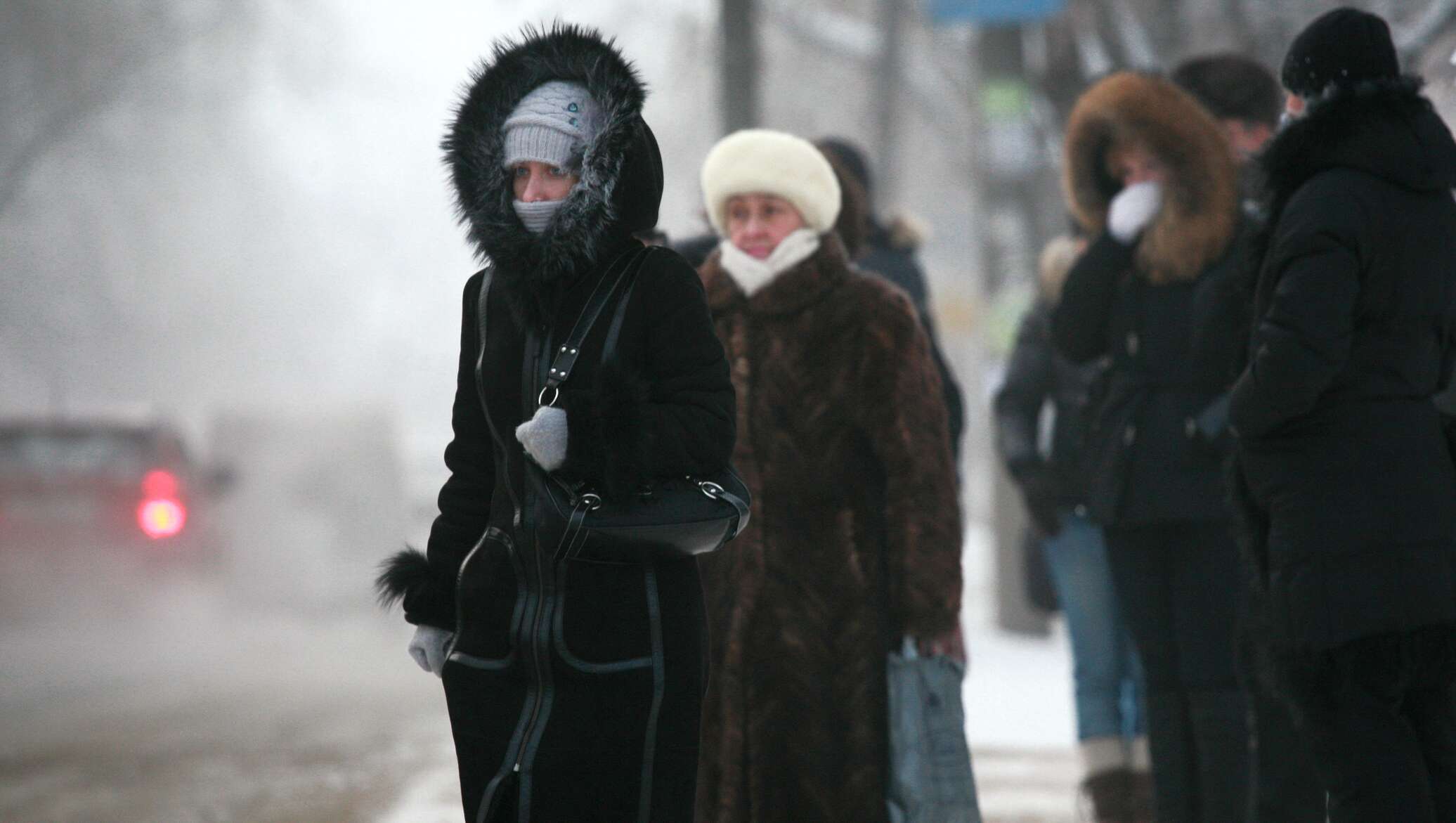 Сильный мороз 5. Люди зимой на улице. Люди на остановке зимой. Люди зимой в России. Люди на улице зима Россия.