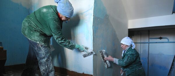 Маляры выравнивают стены Маляры выравнивают стены - Sputnik Узбекистан