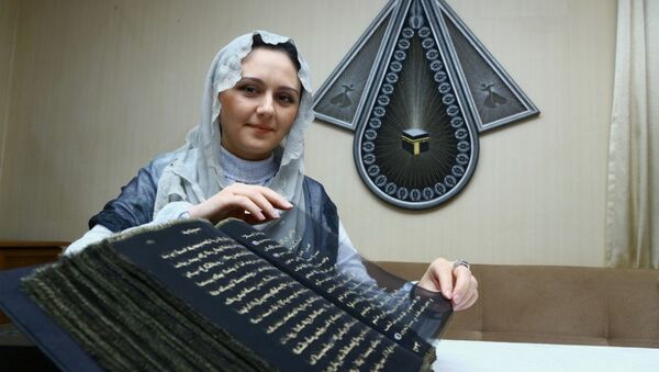 Азербайджанская художница и мастер по росписи Тунзале Мамедзаде и ее шелковый Коран - Sputnik Узбекистан
