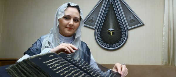 Азербайджанская художница и мастер по росписи Тунзале Мамедзаде и ее шелковый Коран - Sputnik Узбекистан