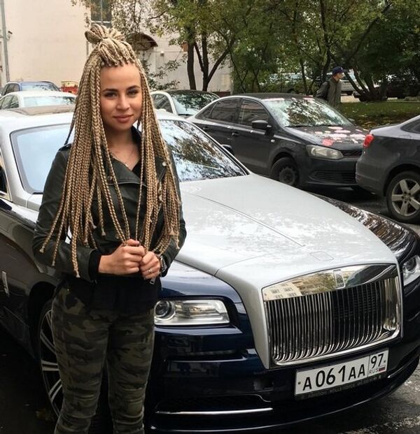 Ограбление онлайн: на знаменитую блогершу напали во время трансляции - Sputnik Узбекистан