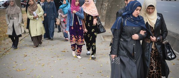 Студентки идут с занятий, архивное фото Студентки идут с занятий, архивное фото - Sputnik Узбекистан