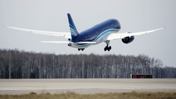 Москва-Баку авиапарвозини амалга оширувчи Boeing 787 Dreamliner. Домодедово аэропорти. - Sputnik Ўзбекистон