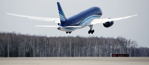Москва-Баку авиапарвозини амалга оширувчи Boeing 787 Dreamliner. Домодедово аэропорти. Москва-Баку авиапарвозини амалга оширувчи Boeing 787 Dreamliner. Домодедово аэропорти. - Sputnik Ўзбекистон