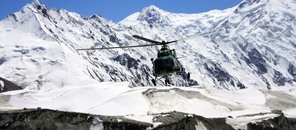 Вертолет в горах Кыргызстана Вертолет в горах Кыргызстана - Sputnik Узбекистан