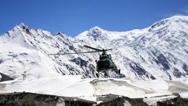 Вертолет в горах Кыргызстана  - Sputnik Узбекистан