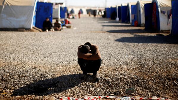 Мужчина в лагере для беженцев близ Мосула - Sputnik Узбекистан