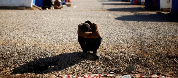 Мужчина в лагере для беженцев, архивное фото Мужчина в лагере для беженцев, архивное фото - Sputnik Узбекистан