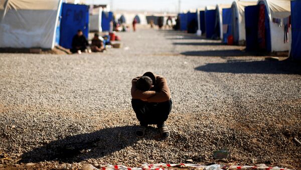 Мужчина в лагере для беженцев, архивное фото - Sputnik Узбекистан