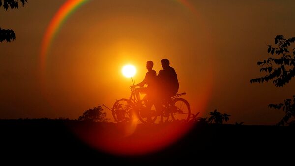 Мальчики на велосипеде  - Sputnik Узбекистан