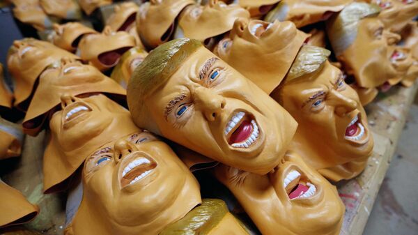 Резиновые маски с изображением избранного президента США Дональда Трампа - Sputnik Узбекистан