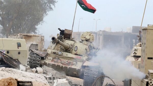 Танк Т-54 правительственных сил Ливии около города Сирта - Sputnik Узбекистан