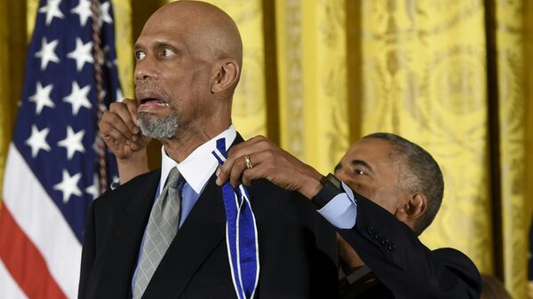 Президент США Барак Обама награждает игрока НБА Абдул-Джаббара президентской медалью свободы, высшей гражданской наградой страны - Sputnik Узбекистан