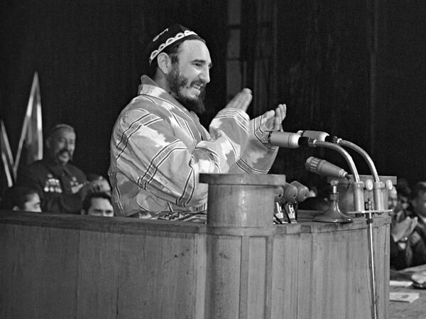 Fidel Kastro v natsionalnoy uzbekskoy odejde vistupayet na mitinge v kolxoze Kzil. - Sputnik O‘zbekiston