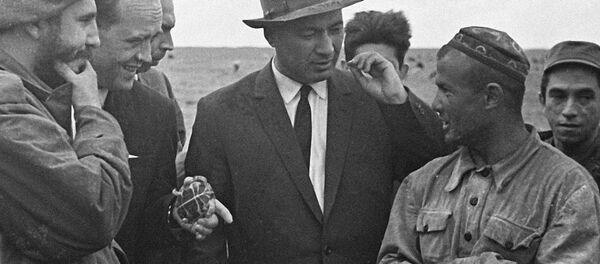 Фидель Кастро (слева) и первый секретарь ЦК компартии Узбекистана Шараф Рашидов (2 справа) беседуют с чабаном колхоза имени Свердлова М. Муминовым - Sputnik Ўзбекистон