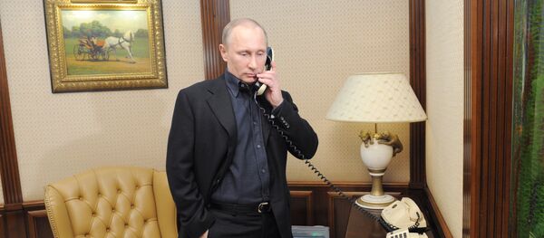 Rossiya prezidenti Vladimir Putin telefonda gaplashmoqda - Sputnik O‘zbekiston