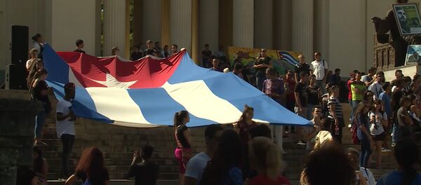 Студенты в Гаване развернули огромный флаг Кубы в память о Фиделе Кастро - Sputnik Узбекистан