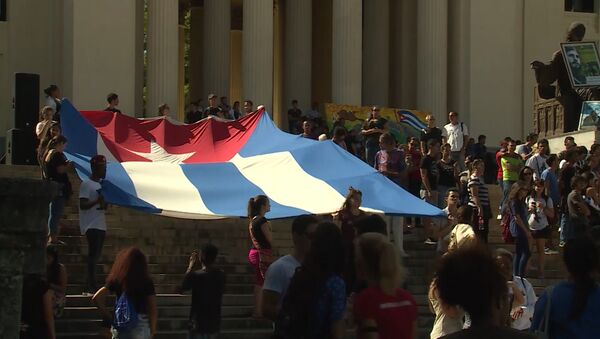 Студенты в Гаване развернули огромный флаг Кубы в память о Фиделе Кастро - Sputnik Узбекистан