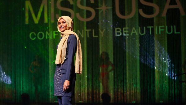 В США на конкурсе красоты девушка вышла на дефиле в буркини и хиджабе - Sputnik Узбекистан
