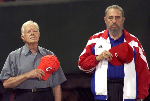 Fidel Kastro va AQShning sobiq prezidenti Jimmi Karter Kuba madhiyasi yangrayotgan vaqtda, 2002-yil, Gavana - Sputnik O‘zbekiston