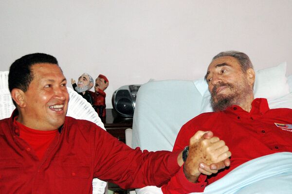Venesuela prezidenti Ugo Chaves o‘zining kubalik hamkasbi Fidel Kastronikida mehmonda, Gavana. - Sputnik O‘zbekiston