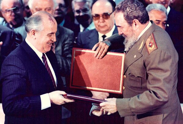 Fidel Kastro va sobiq Ittifoq yetakchisi Mixail Gorbachev - Sputnik O‘zbekiston