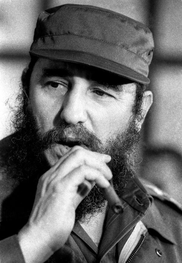 Fidel Kastro Gavana Milliy yig‘inida o‘tkazilgan uchrashuv davomida sigara chekmoqda, 1976-yil - Sputnik O‘zbekiston