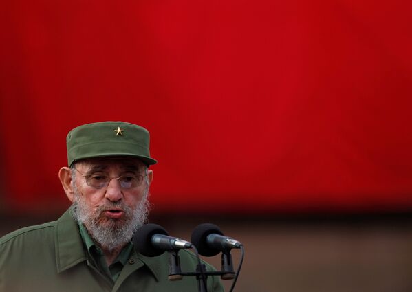 Фидель Кастро выступает на торжественном мероприятии по случаю создания комитетов по защите революции в Гаване, 2010 год - Sputnik Узбекистан