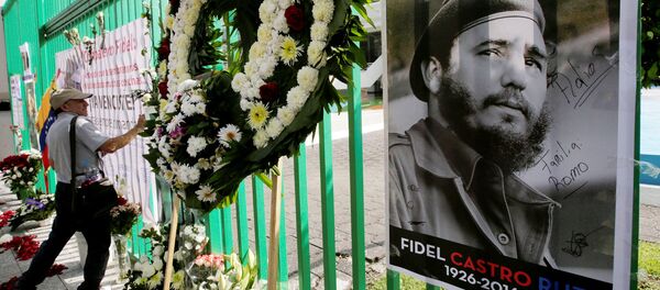 Фидел Кастро портрети олдига қўйилган гуллар Фидел Кастро портрети олдига қўйилган гуллар - Sputnik Ўзбекистон