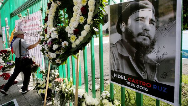 Fidel Kastro portreti oldiga qo‘yilgan gullar - Sputnik O‘zbekiston