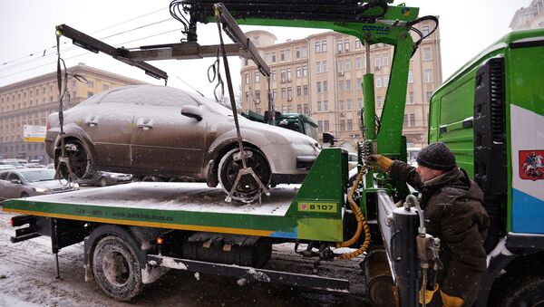 Эвакуация неправильно припаркованных автомобилей - Sputnik Узбекистан