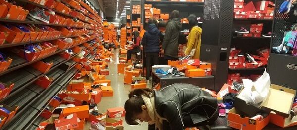 В США в черную пятницу покупатели снесли все полки в магазине Nike - Sputnik Узбекистан