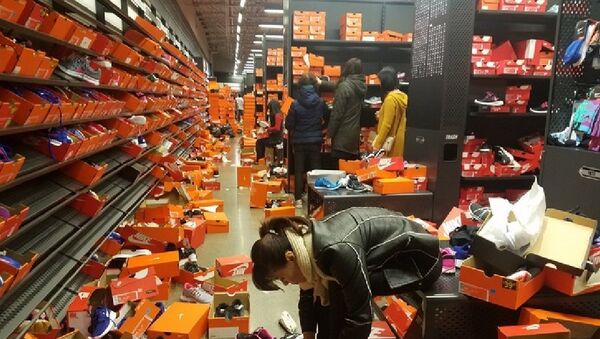 В США в черную пятницу покупатели снесли все полки в магазине Nike - Sputnik Узбекистан