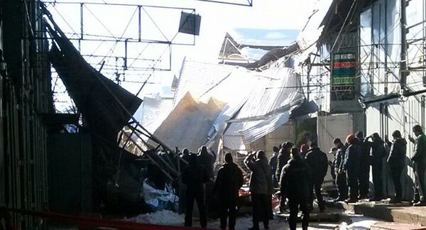 На рынке Дордой в Бишкеке крыша рухнула на людей - Sputnik Узбекистан