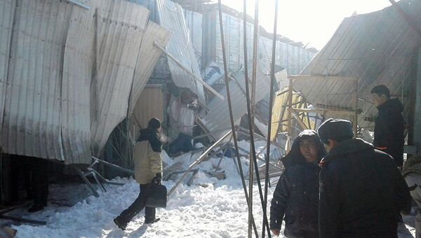 На рынке Дордой в Бишкеке крыша рухнула на людей - Sputnik Узбекистан