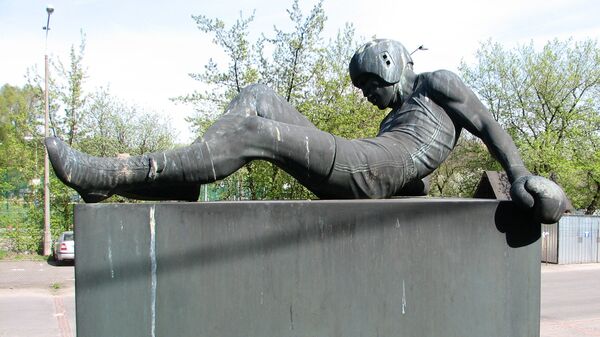 Памятник в Варшаве погибшим в катастрофе 14 марта 1980 года американским боксёрам - Sputnik Узбекистан