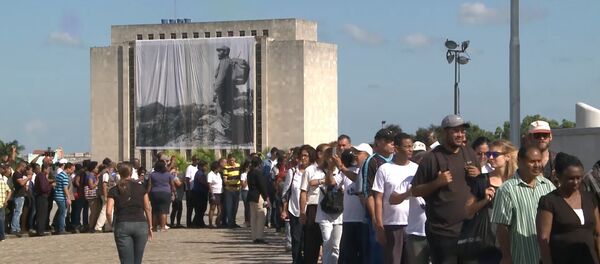 Sputnik_Minglab kubaliklar Fidel Kastro bilan vidolashish uchun navbatda turishibdi Sputnik_Minglab kubaliklar Fidel Kastro bilan vidolashish uchun navbatda turishibdi - Sputnik O‘zbekiston