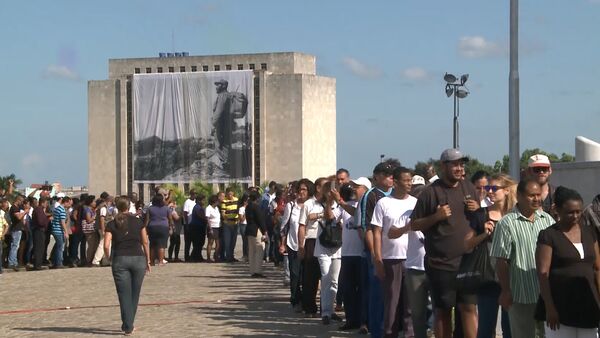 Спутник_Тысячи кубинцев выстроились в очередь для прощания с Фиделем Кастро в Гаване - Sputnik Узбекистан