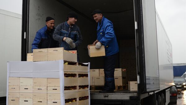 Рабочие грузят товар в фуру, архивное фото - Sputnik Ўзбекистон