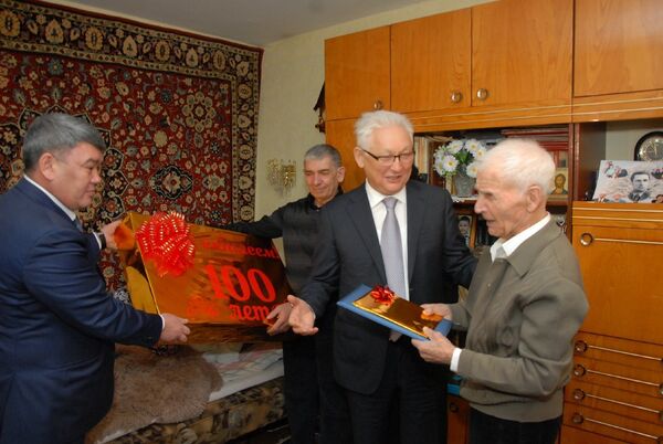 Аким поздравил Павла Барильченко с вековым юбилеем Аким поздравил Павла Барильченко с вековым юбилеем - Sputnik Узбекистан