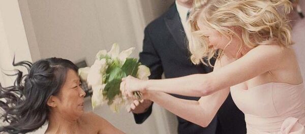 Невеста дерется на собственной свадьбе - Sputnik Узбекистан