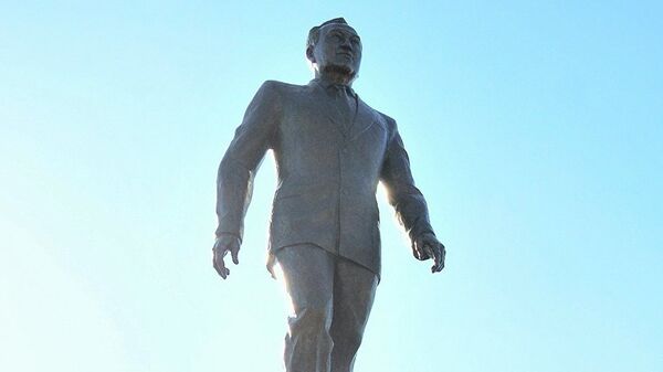 Памятник Назарбаеву установлен в Талдыкоргане - Sputnik Ўзбекистон