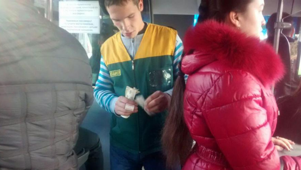 В столичных автобусах пассажирам напоминают о выборах - Sputnik Узбекистан