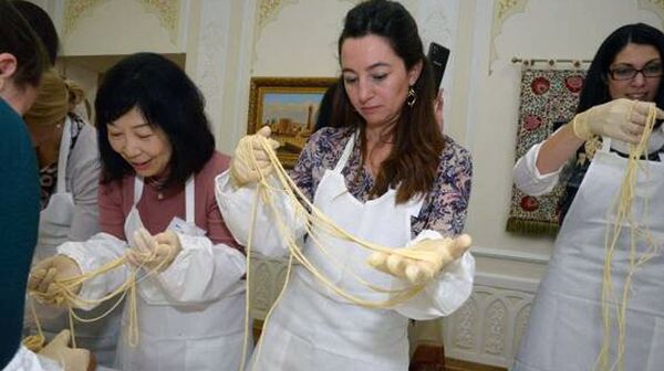 Мастер-класс по приготовлению лагмана на презентации узбекской кухни в Киеве - Sputnik Узбекистан